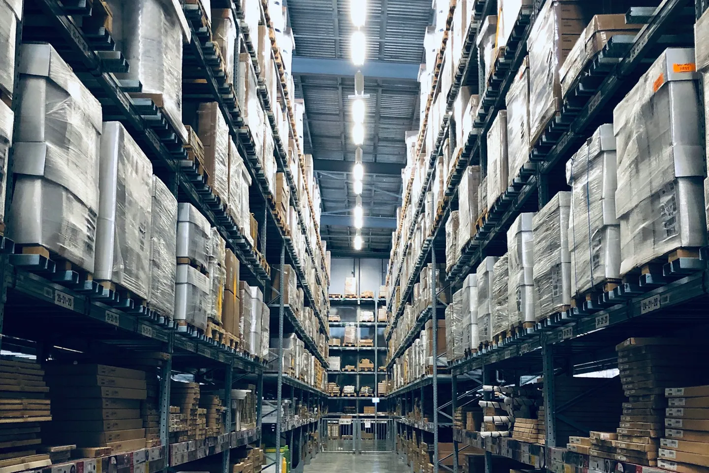 Editorial operations scene supporting Applying B2B Procurement Workflows to Branded Dropshipping